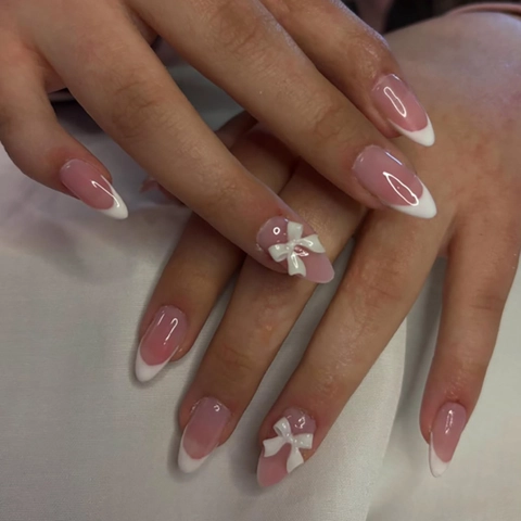 Ongles À Presser Amande Français Base Rose Nude Avec Pointes Blanches Et Accents De Nœud Faux Ongles Élégants