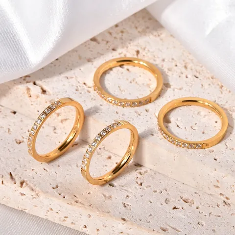 Elegante Anello Eternity in Acciaio Inossidabile Placcato Oro Fascia Sottile con Strass Intarsiati Anello di Moda per Donna