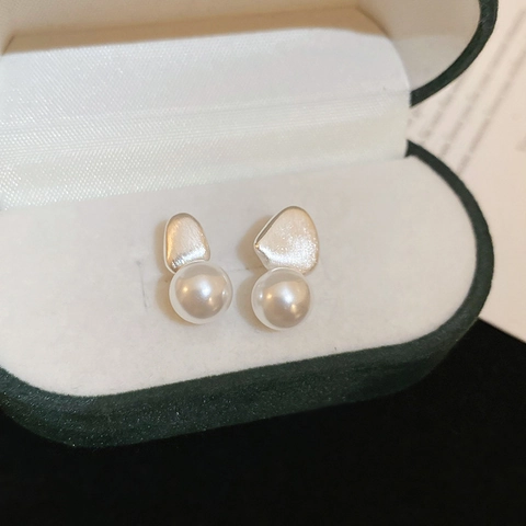 Minimalist Irregular Geometric Matte Silver Tone Stud Earrings With 925 Sterling Silver Earring Post Imitation Artificial Pearl For Women