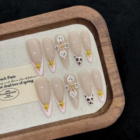 Press On Nagels Lange Amandel Stiletto 3D Reliëf Bloem Goud Ster Luipaard French Tip Nude Roze Manicure