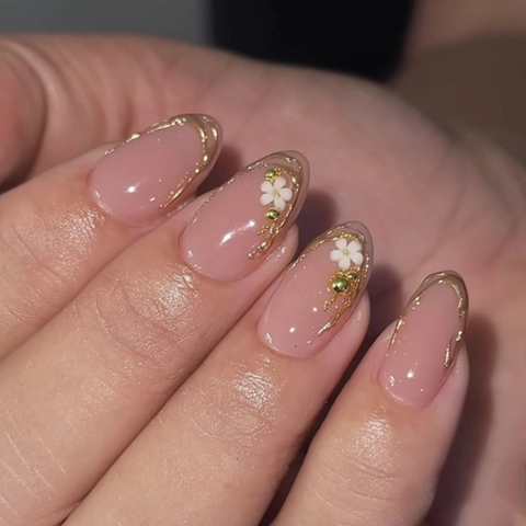 Press On Nägel Mandelform Künstliche Nägel 3D Weiße Blumen Gold Gilded Design Nude Rosa Glänzend Minimalistisch Elegant