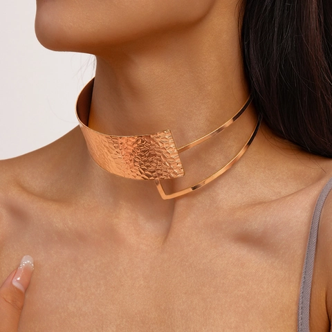 Gehämmerte Metall Halskette Für Damen Zweilagig Unregelmäßig Geometrisch Plissiert Öffnung Übertriebener Modeschmuck