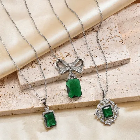 Set Gioielli in Rame con Zirconia Verde Smeraldo per Donna Collana con Pendente Quadrato Vintage e Orecchini a Bottone con Fiocco