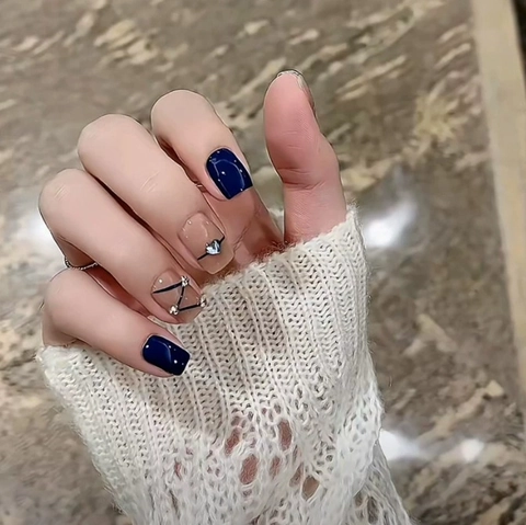 Glossy Press On Nails Rhinestones Dark Blue Nude Geometric Lines Heart Decor Short Square Shape Artificial Manicure