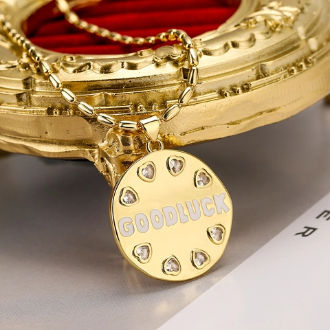 Good Luck Anhänger Halskette Gold Vergoldetes Kupfer Rundes Medaillon Mit Weißer Emaille Und Herz Zirkon