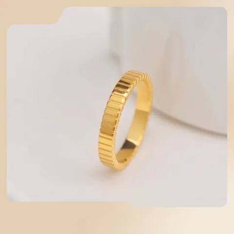 Anello A Righe Verticali Fascia Texture Grosgrain Piegghettato Acciaio Inossidabile Placcato Oro 18K Gioielli Minimalisti