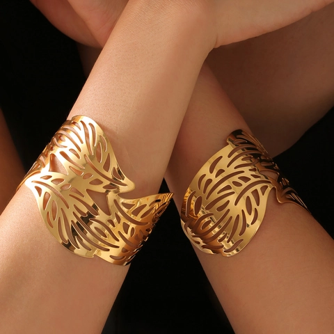 Brazalete Abierto de Acero de Titanio con Hoja de Árbol Hueca para Mujer Joyería Geométrica Personalizada Chapada en Oro y Plata