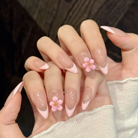 Handgemaakte Press On Nails 3D Bloemsnijwerk Frans Roze Gradiënt Amandelvorm Zoete Elegante Manicure Voor Vrouwen