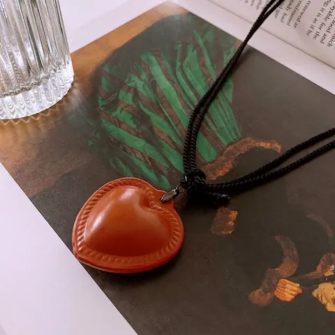 Herz Kunstleder Anhänger Halskette Und Silberner Runder Ring Minimalistischer Langer Geflochtener Seilschmuck Damen Vintage Stil