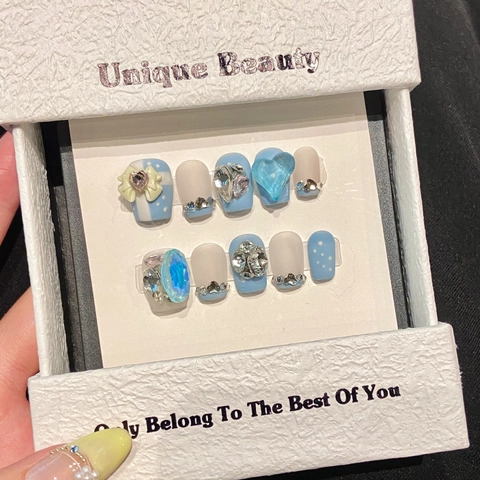 Unghie Finte Francesi Blu Ghiaccio Fatte a Mano Con Fiocco di Strass e Cuore Decorativo Trapezio Corto per Donna