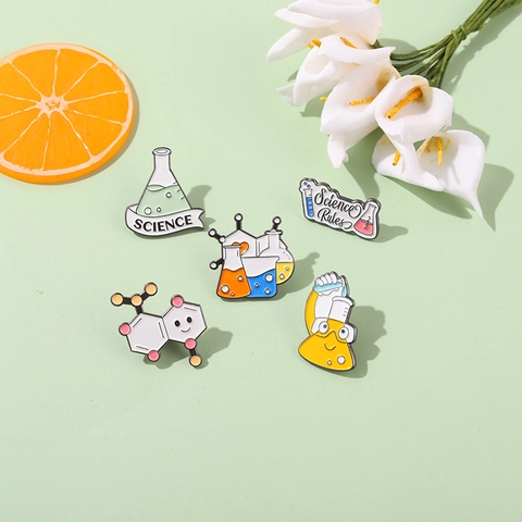 Wetenschap Emaille Pin Legering Laboratorium Beker Glas Fles Molecuul Badge Reversspeld Sieraden Voor Student