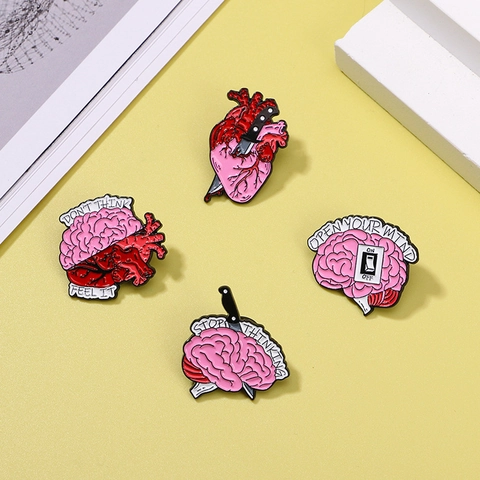 Broche Pin Émail Cœur Cerveau Alliage Zinc Poignard Anatomie Open Your Mind Badge Décoratif Dessin Animé Bijou Accessoire Unisexe