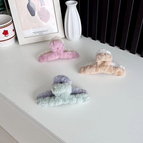 Large Plush Hair Claw Clip Contrast Color Faux Fur Shark Clip Korean Style Elegant Hair Clamp For Women Girls