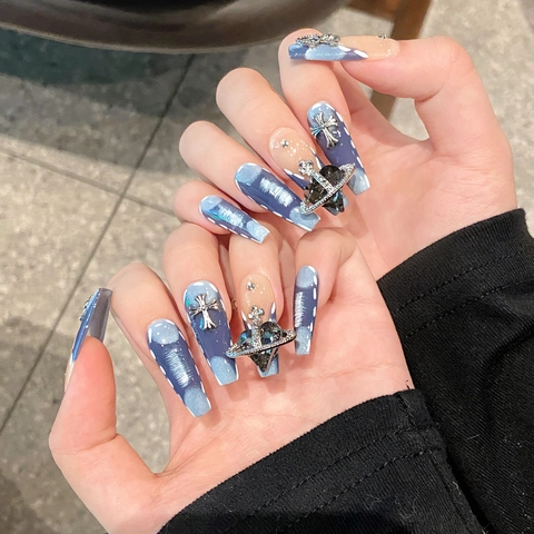 Handgemaakte Kunstnagels Lange Doodskist Blauw Verloop Met Metalen Kruis Planeet Bedeltjes Strass Y2K Punk Stijl