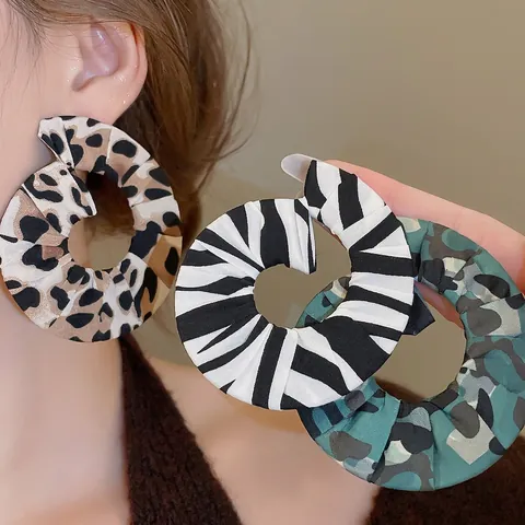 Große Gedrehte Creolen Mit Stoff Umwickelt Tier Camouflage Schmuck Mit Silbernem Ohrstecker Übertriebener Boho Stil