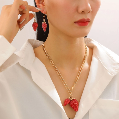 Conjunto de Joyas de Aleación de Fresa Esmaltada Colgante de Fruta Roja Collar Pendientes de Gancho Joyas Bañadas en Oro KC