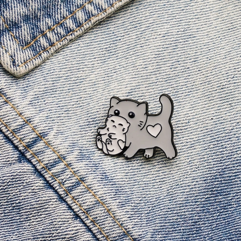 Pin De Esmalte Gato Lindo Cargando Gatito Broche De Aleación De Zinc Dibujos Animados Insignia Para Bolso Decoración Ropa Regalo