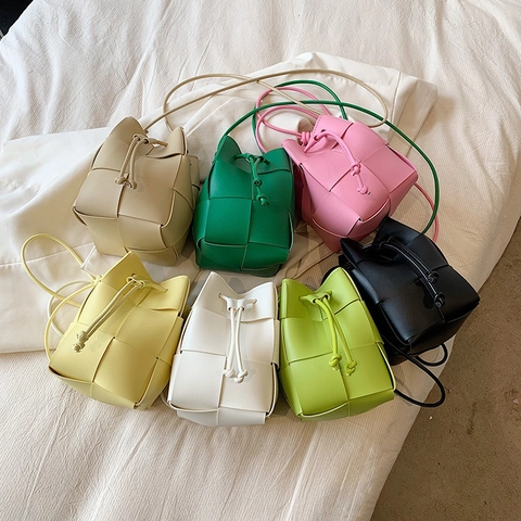 Mini Sac Seau Tissé En Cuir PU Cordon Sac Bandoulière Design De Niche Mode Décontractée Pour Femmes