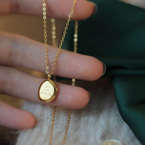 Collar de Acero de Titanio Chapado en Oro 18K You Are Adorable Letra Colgante Óvalo Minimalista Cadena de Clavícula Geométrica