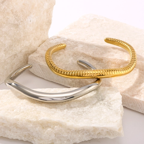 Bracciale Rigido Aperto Motivo Pitonato Geometrico Acciaio Inossidabile Placcato Oro 18K Forma C Irregolare Donna