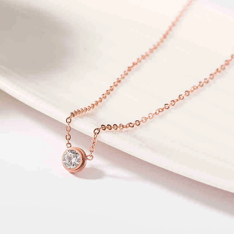 Collana da Donna Minimalista in Acciaio al Titanio con Pendente Tondo in Zirconia Castone a Lunetta Oro Oro Rosa Gioielli Collana Regalo
