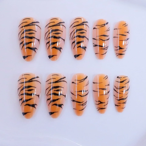 Druk Op Nagels Lange Amandel Oranje Gradiënt Tijgerstrepen Print ABS Glanzende Kunstmatige Valse Nageltips