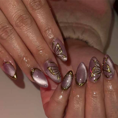 Violette Katzenauge Aufklebe Nägel Mit 3D Gold Schmetterling Relief Elegante Mandelform Künstliche Nägel Für Frauen