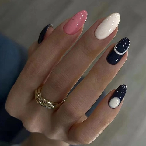 Indigo Blau Glänzend Künstliche Nägel Oval Geometrische Weiße Linie Europäischer Stil Kunstnägel Für Frauen