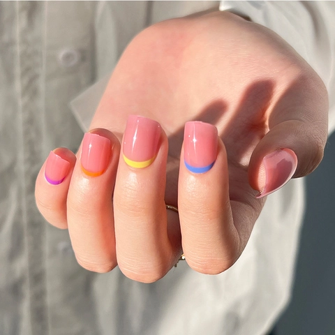 Ongles À Presser Français Courts Squoval Pointes D'ongles Artificielles Design Arc-En-Ciel Coloré Base Rose Translucide