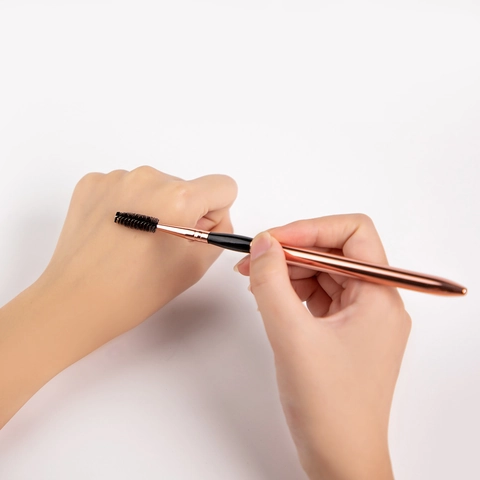Draagbare Wenkbrauwborstel En Wimperspoolie Met Metalen Kap Uitschuifbare Make-Up Tool Voor Reizen Stofvrij