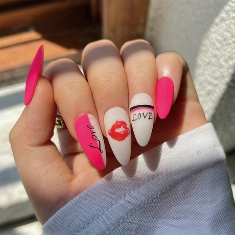 Unghie Finte Stiletto Lunghe Opache Rosa Bianco Labbra Rosse Scritta Amore Plastica