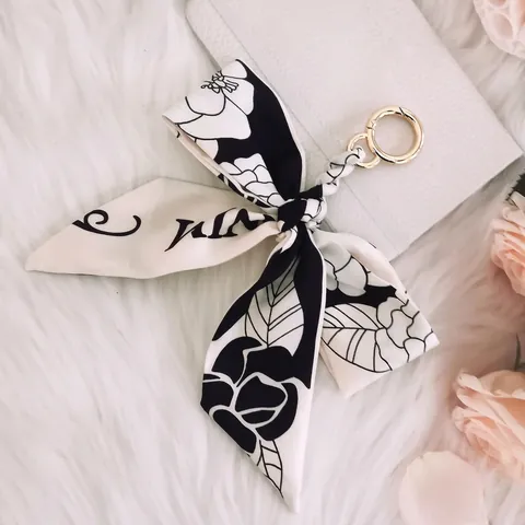 Dames Koreaanse Stijl Satijn Strik Sjaal Sleutelhanger Bedrukt Bloemen Lint Tas Hanger Elegant Auto Sleutelhanger Accessoire