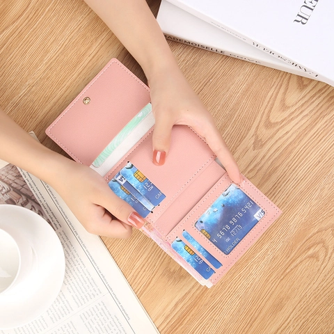 Damen Süße Kuh-Print Tri-fold Mini Geldbörse PU-Leder Multi-Kartenfächer Ausweis-Fenster Druckknopf Verschluss Kawaii Geldbeutel