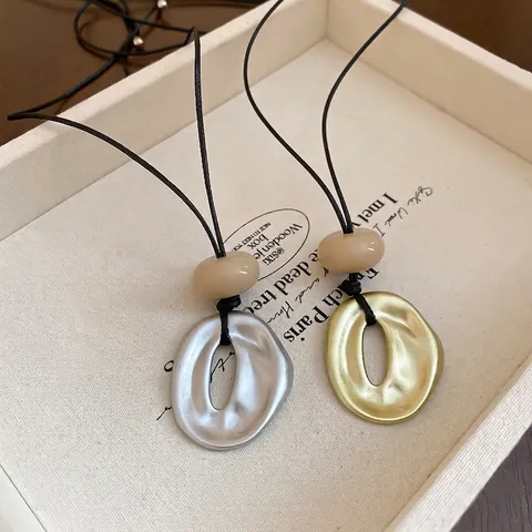 Lange Halskette Mit Anhänger Minimalistisches Unregelmäßiges Hohles Geometrisches Oval Legierung Acrylperle Verstellbares Seil