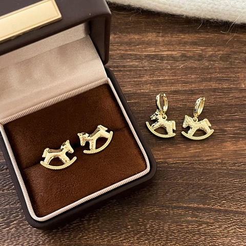 Orecchini A Cerchio Con Pendente A Cavallo A Dondolo Rame Placcato Oro 18K Texture Martellata Vintage