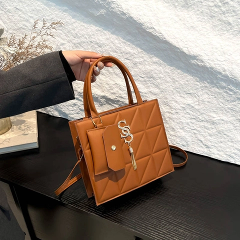 Sac À Main Femme En Cuir PU Matelassé Avec Logo Métallique Gland Et Mini Pochette Sac Bandoulière Versatile Élégant