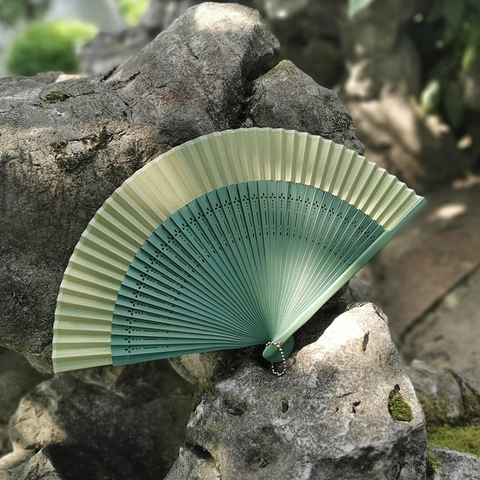 Klassischer Chinesischer Faltfächer Satin Ausgehöhlter Bambusrahmen Tragbarer Handfächer Tanz Requisite Cheongsam Zubehör