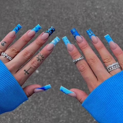 Faux Ongles À Presser Longue Forme Cercueil Bleu Cœur Nuage Visage Souriant Motif Tendance Pour Femmes