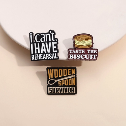 Spilla in Smalto Con Citazione Divertente Wooden Spoon Survivor Citazione in Lega di Zinco Taste The Biscuit Distintivo Regalo
