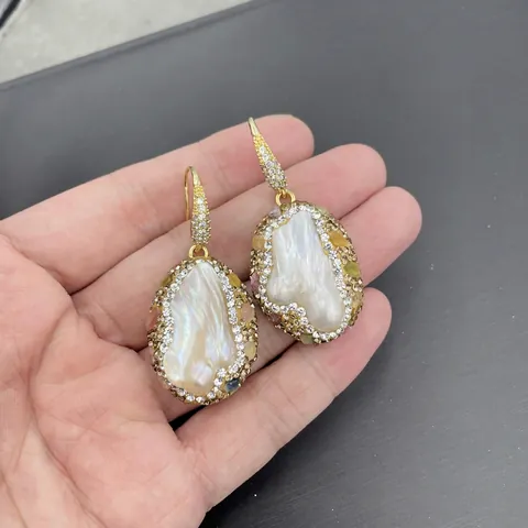 Orecchini a Goccia con Perla Artificiale Irregolare Barocca Vintage in Rame Placcato Oro Strass Multicolore Intarsiato Donna Gioielli