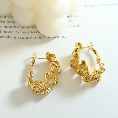 Geometrische Plissierte Textur Creolen Titanstahl 18K Vergoldet Unregelmäßiges Wellendesign Nischenstil Damen Schmuck