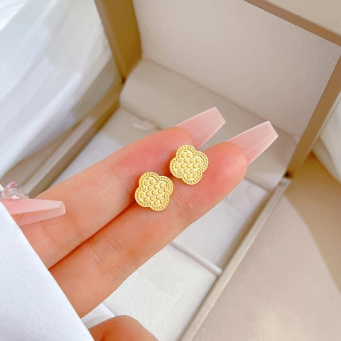 Minimalistische Klavertje Oorknopjes Titanium Staal Getextureerde Gouden Mode Dames Sieraden Accessoires