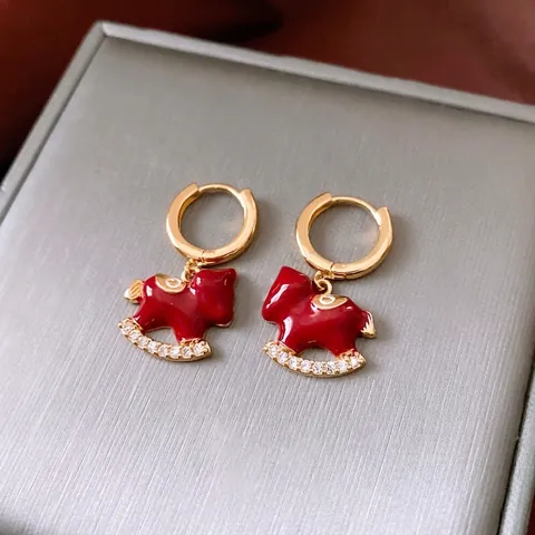Schaukelpferd Ohrhänger 18K Vergoldetes Kupfer Rote Emaille Zirkonia Chinesischer Stil Mit Silber Ohrstecker