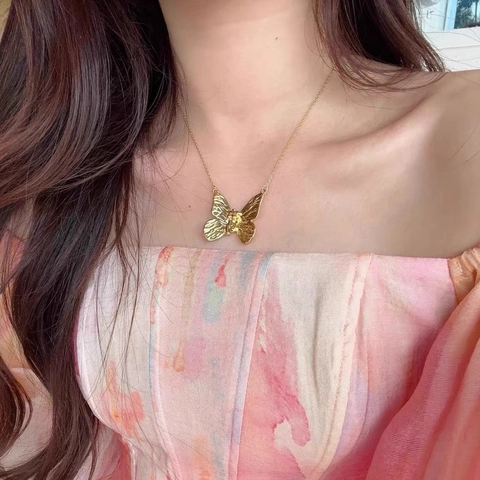Collar Con Colgante De Mariposa Dorado Textura Metálica Gargantilla Joyería Para Mujer Elegante Accesorio Dulce