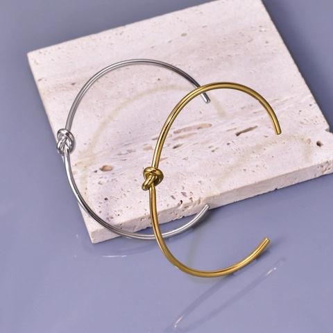 Brazalete Abierto Con Nudo Minimalista Acero Inoxidable Chapado En Oro De 18K Joyas Pulidas Para Mujer