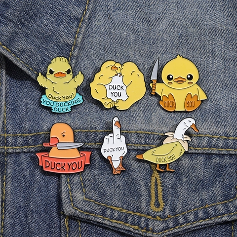 Divertenti Spille in Smalto di Anatra Gialla a Fumetti Unica Lega Coltello Oca Muscolo Banana Meme Spilla per Zaini Vestiti Accessori
