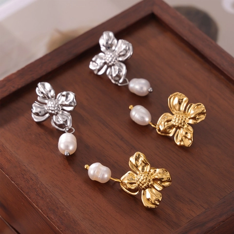 Boucles d'Oreilles Pendantes en Perle d'Eau Douce Élégantes Style Hepburn Fleur Plaquées Or 18 Carats Tige en Argent Sterling 925
