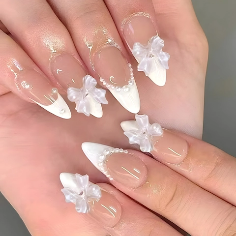 Französische Spitze Künstliche Nägel Weiß Nude Mandelform Mit 3D Bögen Und Künstliche Perlen Elegante Maniküre Für Frauen