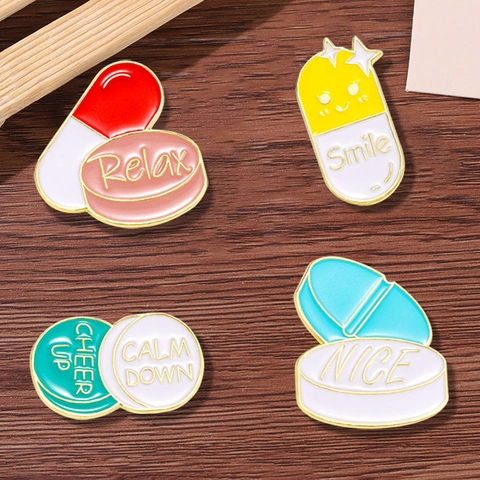 Original Creative Pill Capsule Shape Alloy Enamel Brooch Pin Cute Cartoon Medical Letter Badge For Clothing Bag Decor Gift