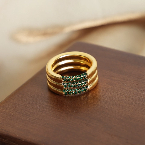 Anillo de Acero de Titanio Multicapa Retro Francés Chapado en Oro de 18K Diamante Checo Incrustado Zirconia Blanco Verde Mujer